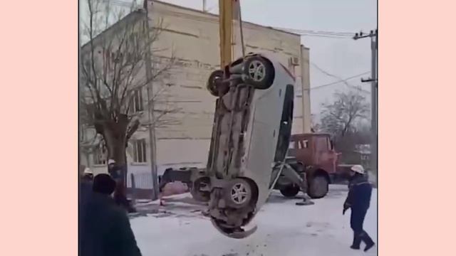 Ростовская область: а вот и видео с места провала по улице Севастопольская в Азове. 📹 смотреть онлайн