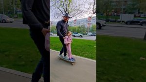 2025.04.23 Сегодня катались на лонгбордах по Бирюлёвскому дендропарку, я и Владимир с дочкой.