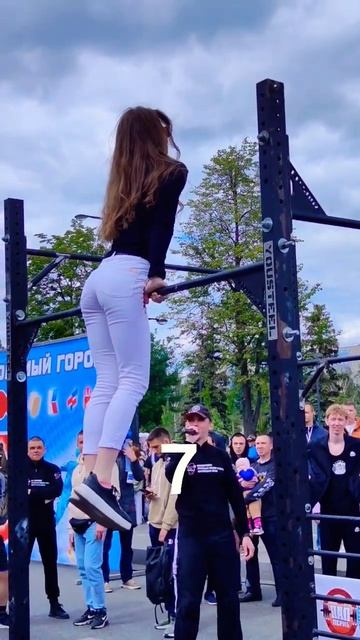 ПЕРМЯЧКА ДЕЛАЕТ ВЫХОДЫ на турнике❤ #пермь #пермьактивная #выходнадве #shorts