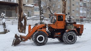 Фронтальный погрузчик Т-156К. Уборка снега.