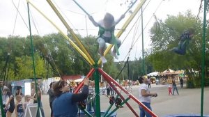 Прогулка в парке.Доча прыгает на батуте