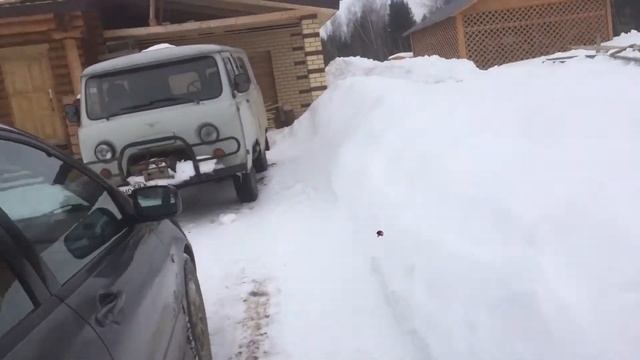 Упал снег с крыши,вот это куча) смотреть онлайн