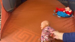 Беби Бон Эмили и Эмма  собираются спать в палатке Мама разрешила ночевать вместе