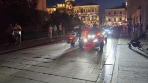 Байкеры выезжают со своего места тусовки на Никольской улице, покататься по центру #Moscow на байка