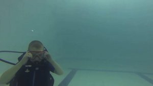 Упражнение: очистка маски под водой.