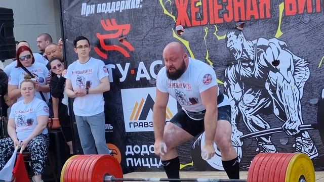 Соревнования по пауэрлифтингу в г. Комсомольск-на-Амуре. Становая тяга, вес снаряда 400 кг.