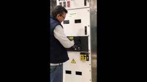 How to put MCset circuit breaker in test position?