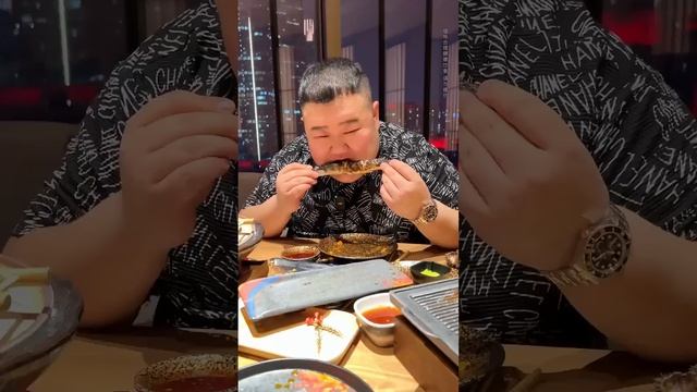挑戰深圳超豪華海鮮自助！ 一整盤龍蝦直接下鍋煮Q彈爽口，拳頭大的海膽肉質肥美吃過癮【樱木花胖】