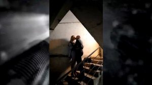 Мелкий дождь стучит по мокрым крышам