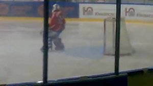 Хоккейный вратарь танцует