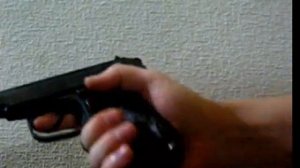 ПМ. Досылание патрона одной рукой.