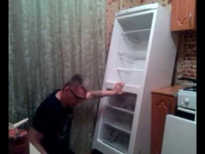 Меняем местами открывание дверцы на холодильнике.