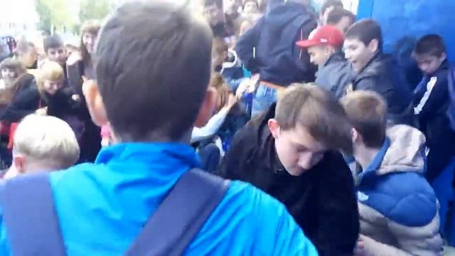 маленькие тираны сломали перила на входе в ледовый дворец (г. Бузулук)