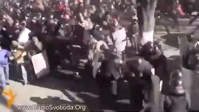 Убийство сотрудника Беркута в прямом эфире 32 секунда смотреть онлайн