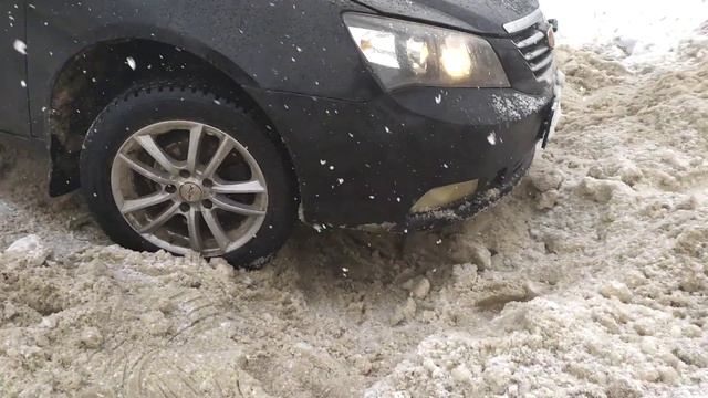 Сел защитой двигателя на лёд,не убирают парковочные места! смотреть онлайн