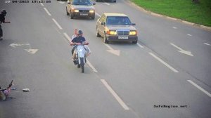 2025.04.20 Фрунзе_понты на мопеде крупным планом