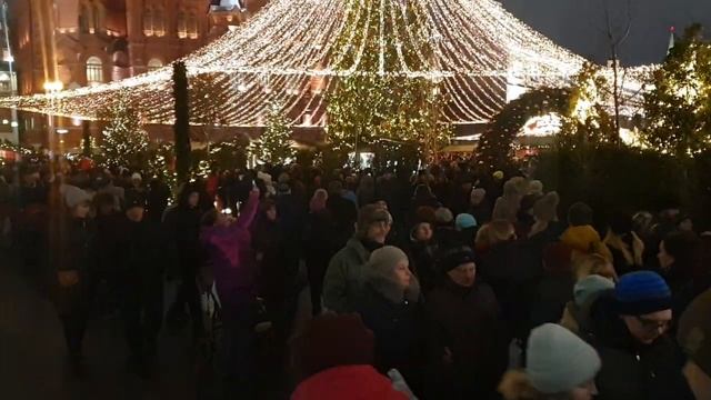 Толпа на Красной Площади в Москве смотреть онлайн