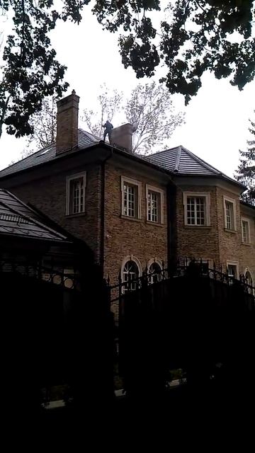 Соседи моют дом и крышу!(4) смотреть онлайн