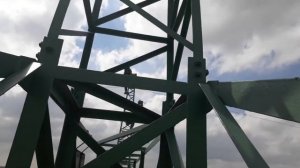 Экстремалы украиские на покраске ЛЭП