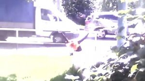 бухая девка валяется возле дороги.