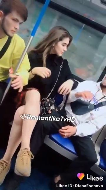 парень хотел заснуть на плече чужой девушки