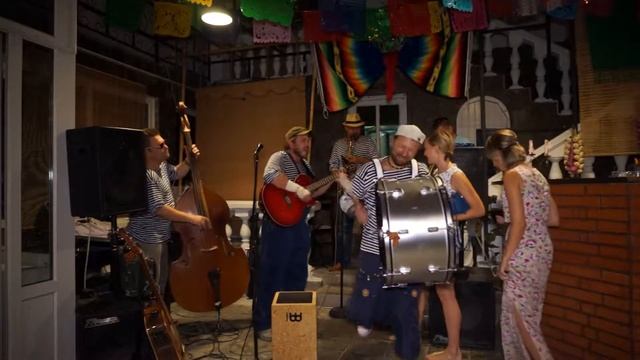 11. "Севастополь" | ПРИМОРСКИЙ ПАРК | & М. Перов | Севастополь | Золотая Кофейня | 24.08. 2014г смотреть онлайн