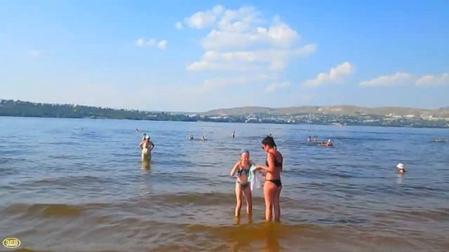 На пляже: папа, я пошла смотреть онлайн