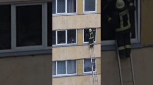 Пожарный спасает малыша.