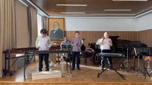 ансамбль барабанщиков играет Тико-тико