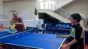 Паша играет в настольный теннис в два года