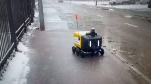 Яндекс робот доставщик в Москве на Соколе. Опять заказ,опять метель, какого...... ведь уже апрель