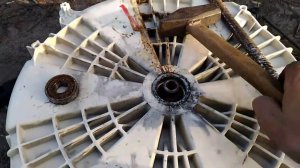 1ч.Как снять подшипники неразьемного барабана стиральной машины.