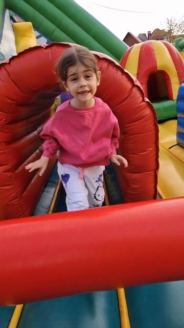 Солнечные зайчики 🐰🐰🐰 , прыгают на батуте 🤩🫶🏻🎠 Алиса Кидс на бататуте играет с детишками 🥰🎈