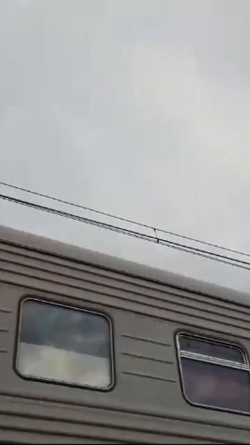 Крыша скорого поезда