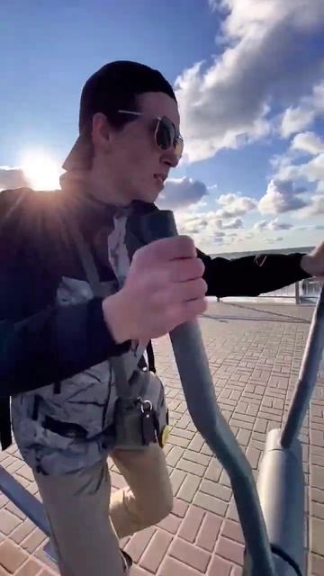 С друзьями никогда не скучно #друзья #веселье #море#калининград#развлечения#моменты смотреть онлайн