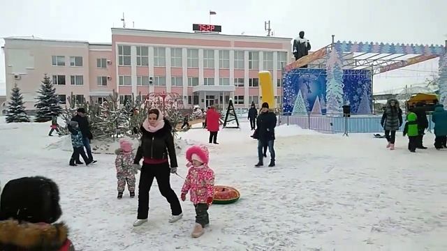 Муром.В новогоднем городке в воскресный день...