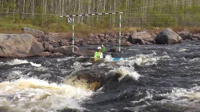 Каякеры на соревнованиях по технике водного туризма на реке Кица. смотреть онлайн