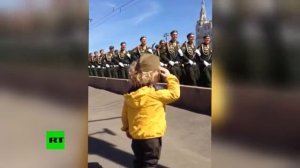 Мальчик отдаёт честь солдатам из Москвы и они ему отвечают)
