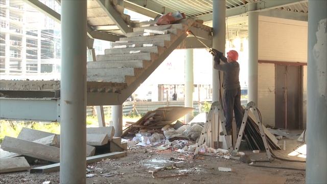 Двухэтажное стеклянное кафе сносят в сквере у метро «Октябрьская» смотреть онлайн