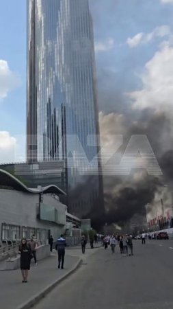 По данным МЧС, в районе Москва Сити горит автомобиль на парковке административного здания.