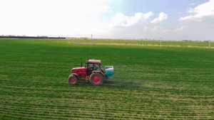 Поля подсохли и мы начали вносить удобрения на поля для подкормки озимой пшеницы.