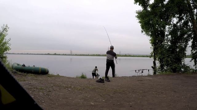 Что стал творить карп у подсака .сильная крупная рыба !!! смотреть онлайн