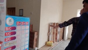 Мэр Кара-Балты Данияр Шабданов с сотрудниками мэрии на рынках и в магазинах рейд по ценам.