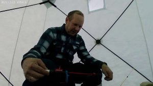 Ловлю рыбу в палатке с печкой.