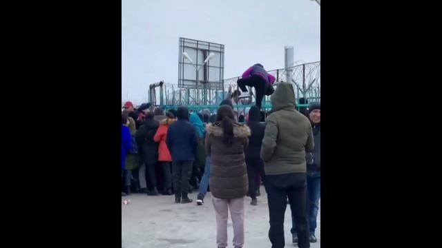 Давка и огромное столпотворение на входе в "Хоргос" возмутили казахстанцев