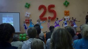 Выступление фигуристов на юбилее школы