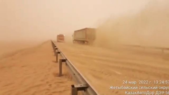В Мангистау из-за плохой видимости перекрыли несколько трасс смотреть онлайн