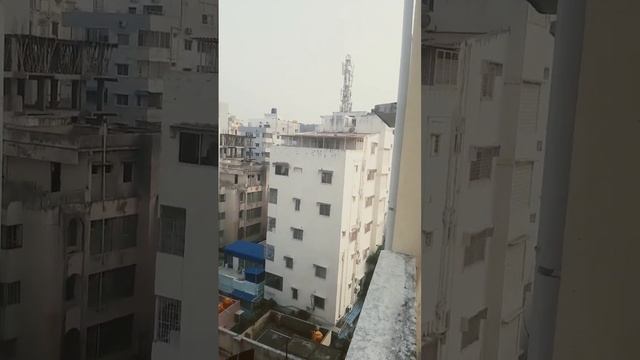 Индия Путтапарти вид с крыши и Индус со спрайтом.