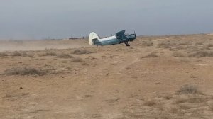 Взлет кукурузника в поле