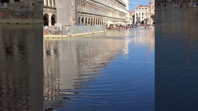 Немного вода поднялась в Венеции.Иногда такое случается.Скоро просохнет и станет как и прежде смотреть онлайн